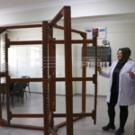 "Saray kumaşı"nı atık gıda malzemeleriyle renklendiriyor