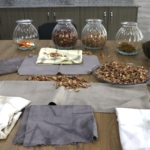 "Saray kumaşı"nı atık gıda malzemeleriyle renklendiriyor