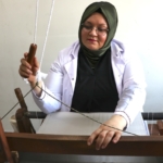 "Saray kumaşı"nı atık gıda malzemeleriyle renklendiriyor