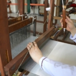 "Saray kumaşı"nı atık gıda malzemeleriyle renklendiriyor