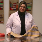 "Saray kumaşı"nı atık gıda malzemeleriyle renklendiriyor