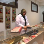 "Saray kumaşı"nı atık gıda malzemeleriyle renklendiriyor
