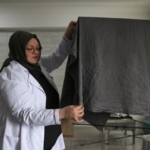 "Saray kumaşı"nı atık gıda malzemeleriyle renklendiriyor