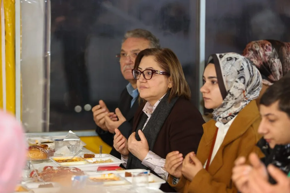 BAŞKAN ŞAHİN VATANDAŞLARLA İFTARDA BULUŞTU 2 7655