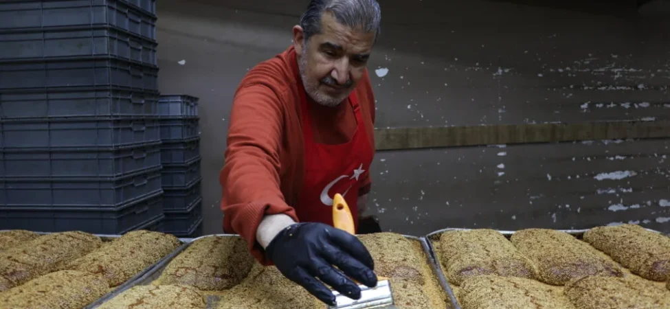 Gazianteplilerin 11 ay beklediği ramazan kahkesi tezgahlarda 3 AA-20260221-40630028-40630026-GAZIANTEPLILERIN_11_AY_BEKLEDIGI_RAMAZAN_KAHKESI_TEZGAHLARDA