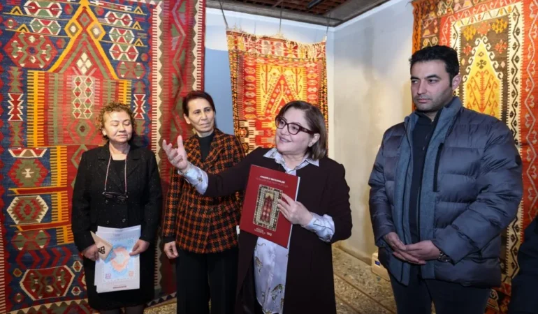 ANADOLU SECCADELERİNİN HİKAYESİNİN YER ALDIĞI SERGİ ZİYARETE AÇILDI 33 ANADOLU SECCADELERİNİN HİKAYESİNİNDE YER ALDIĞI SERGİ ZİYARETE AÇILDI (5)