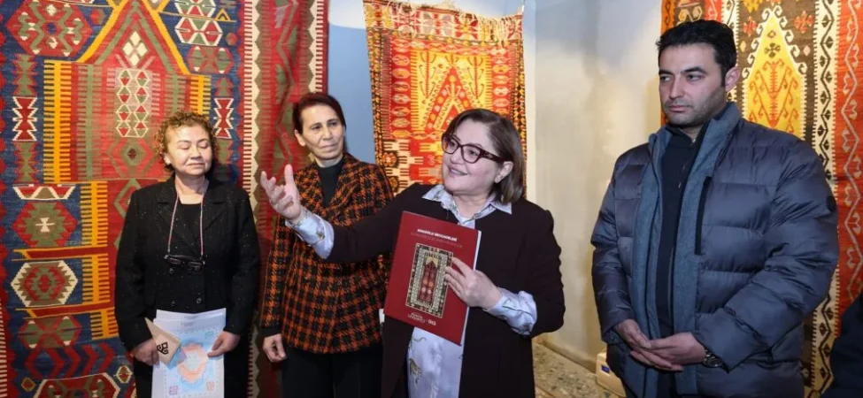 ANADOLU SECCADELERİNİN HİKAYESİNİN YER ALDIĞI SERGİ ZİYARETE AÇILDI 6 ANADOLU SECCADELERİNİN HİKAYESİNİNDE YER ALDIĞI SERGİ ZİYARETE AÇILDI (5)