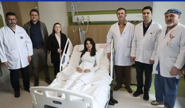 Nadir uygulanan cerrahiyle böbreği kasığına nakledilen genç hasta Gaziantep Şehir Hastanesi’nde sağlığına kavuştu 38 IMG_9432