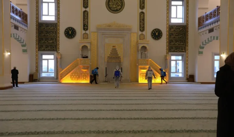 GAZİANTEP BÜYÜKŞEHİR, İLK TERAVİH ÖNCESİ CAMİLERİ GÜL SUYU İLE YIKIYOR 26 IMG_9516