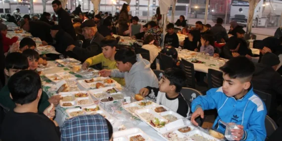 ŞEHİTKAMİL’DE BİNLERCE KİŞİ İLKİFTARINI AYNI SOFRADA AÇTI 13 IMG_9545