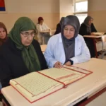 72 yaşındaki Mukaddes Tiryaki, azmiyle gençlere ve yaşıtlarına örnek oluyor 126 Kur'an-ı Kerim Kursu (1)