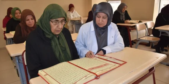 72 yaşındaki Mukaddes Tiryaki, azmiyle gençlere ve yaşıtlarına örnek oluyor 11 Kur'an-ı Kerim Kursu (1)