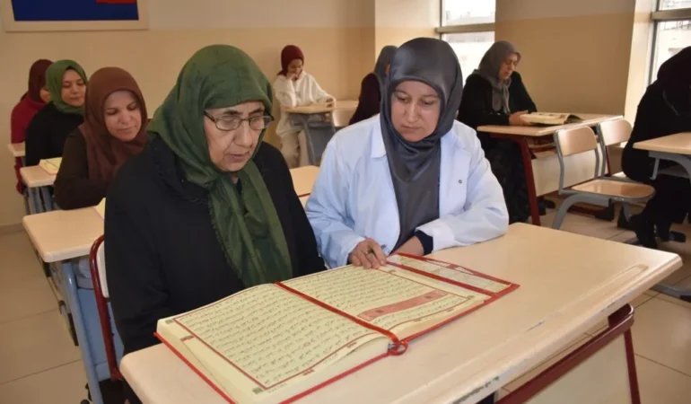 72 yaşındaki Mukaddes Tiryaki, azmiyle gençlere ve yaşıtlarına örnek oluyor 41 Kur'an-ı Kerim Kursu (1)