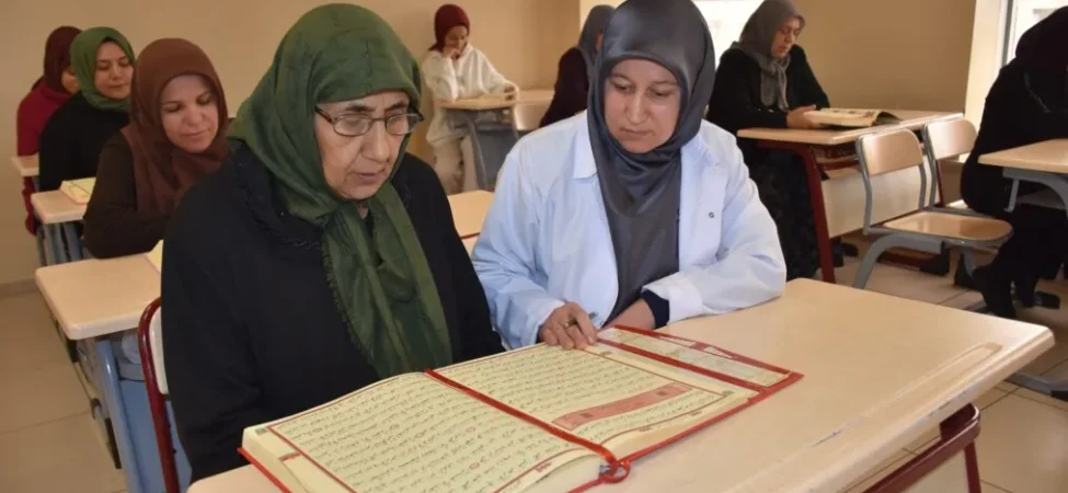 72 yaşındaki Mukaddes Tiryaki, azmiyle gençlere ve yaşıtlarına örnek oluyor 4 Kur'an-ı Kerim Kursu (1)