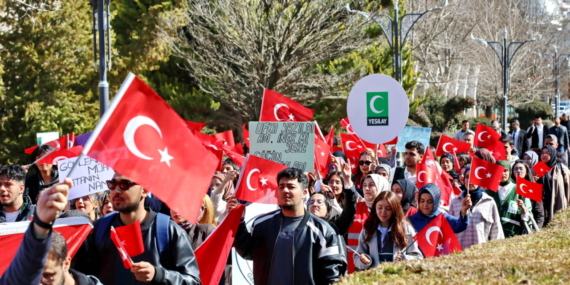 GAÜN'lü öğrencilerden Türk bayrağına saygı yürüyüşü