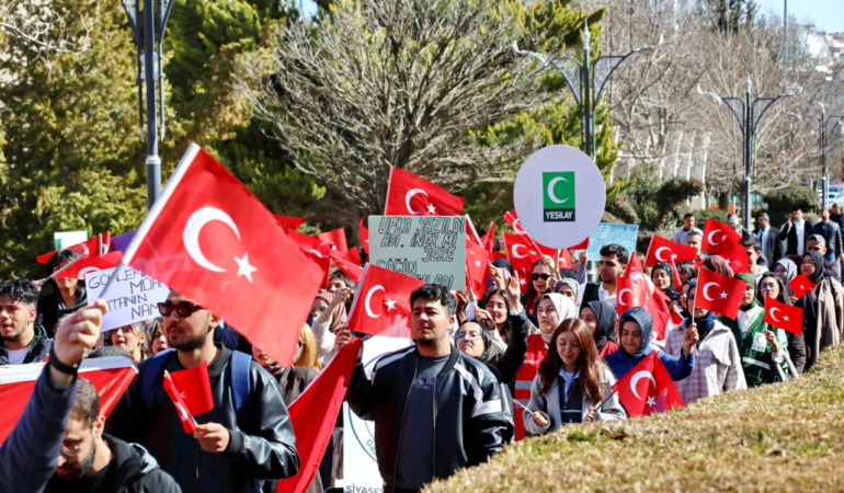 GAÜN'lü öğrencilerden Türk bayrağına saygı yürüyüşü 29 GAÜN'lü öğrencilerden Türk bayrağına saygı yürüyüşü