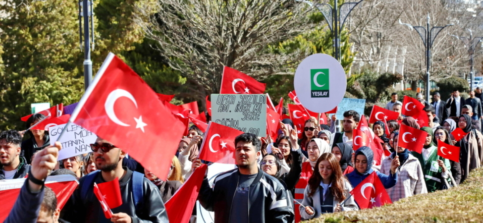 GAÜN'lü öğrencilerden Türk bayrağına saygı yürüyüşü 4 GAÜN'lü öğrencilerden Türk bayrağına saygı yürüyüşü