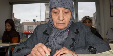 Gaziantepli Hamide teyze, 70 yaşında Kur'an-ı Kerim okumayı başardı