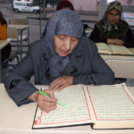 Gaziantepli Hamide teyze, 70 yaşında Kur'an-ı Kerim okumayı başardı