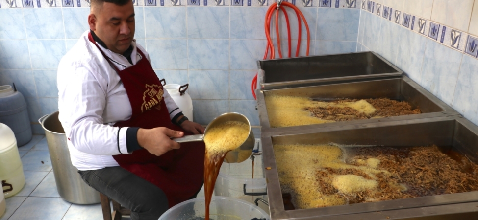 Gazianteplilerin iftar sofralarındaki vazgeçilmez içeceği: "Meyan şerbeti" 2 Gazianteplilerin iftar sofralarındaki vazgeçilmez içeceği: "Meyan şerbeti"