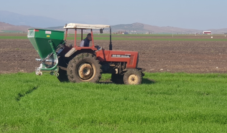 Gaziantep'te çiftçilerde gübreleme telaşı başladı 26 Gaziantep'te çiftçilerde gübreleme telaşı başladı