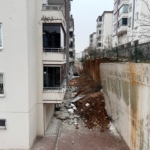 Gaziantep'te sitenin istinat duvarı çökmesi sonucu 4 dairede hasar oluştu