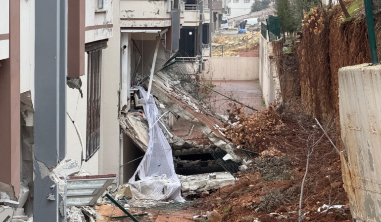 Gaziantep'te sitenin istinat duvarı çökmesi sonucu 4 dairede hasar oluştu