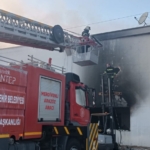 Gaziantep'teki biber fabrikasında çıkan yangın söndürüldü 4 Gaziantep'teki biber fabrikasında çıkan yangın söndürüldü