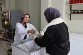 Nurdağı ve İslahiye'de afetzedelere gıda ve hijyen paketi yardımı sürüyor 2 thumbnail