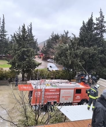 Nurdağı'nda ilkokulun bacasında çıkan yangın söndürüldü 164 Nurdağı'nda ilkokulun bacasında çıkan yangın söndürüldü