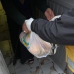 Şanlıurfa'da iftarlıklar kapı kapı dağıtılıyor 5 Şanlıurfa'da iftarlıklar kapı kapı dağıtılıyor