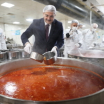 Şanlıurfa'da iftarlıklar kapı kapı dağıtılıyor 9 Şanlıurfa'da iftarlıklar kapı kapı dağıtılıyor