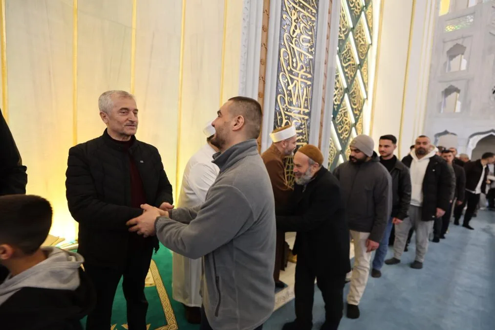BAŞKAN TAHMAZOĞLU VATANDAŞLARLA BAYRAMLAŞTI 1 32221