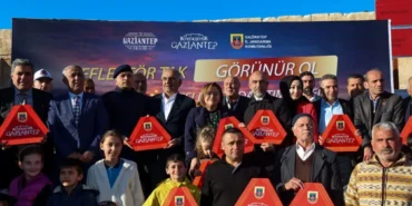 GAZİANTEP BÜYÜKŞEHİR’İN “REFLEKTÖR TAK, GÖRÜNÜR OL” PROJESİNDE İLK DAĞITIM GERÇEKLEŞTİRİLDİ (4)