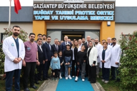 Bakan Işıkhan, Gaziantep'te Protez-Ortez Merkezi'nde engellilerle bir araya geldi