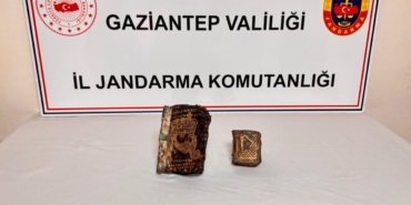 Gaziantep'te tarihi eser niteliğinde altın yazmalı 2 kitap ele geçirildi
