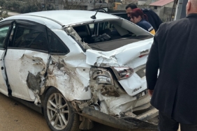 İslahiye'de tırla çarpışan otomobildeki 2 kişi yaralandı