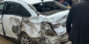 İslahiye'de tırla çarpışan otomobildeki 2 kişi yaralandı