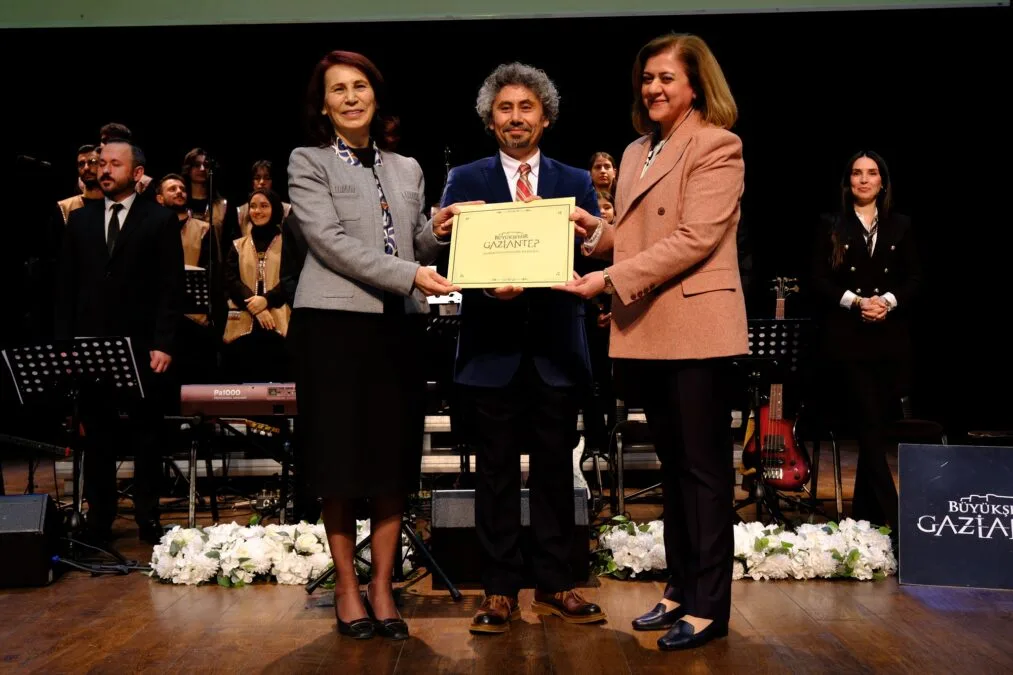 GAZİANTEP BÜYÜKŞEHİR’İN “USTALARA SAYGI” KONSERLERİ, FERDİ TAYFUR ŞARKILARIYLA DEVAM ETTİ 1 42056