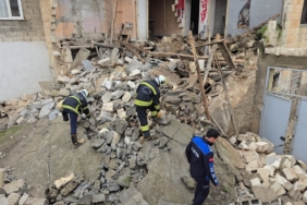 Gaziantep'te çöken metruk bir evin molozlarının kapattığı yan binadaki 2 kişi kurtarıldı