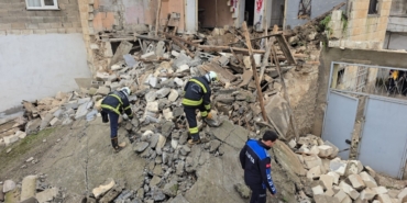 Gaziantep'te çöken metruk bir evin molozlarının kapattığı yan binadaki 2 kişi kurtarıldı