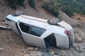 Gaziantep'te dere yatağına devrilen otomobilin sürücüsü yaralandı