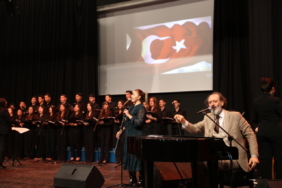 Mardin'de müzikal tiyatro "Kim Var?" sahnelendi