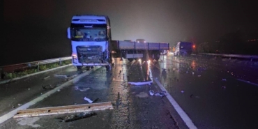 TAG Otoyolu'nda çekiciyle çarpışan kamyonetteki 1 kişi öldü, 1 kişi yaralandı