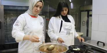 Gastronomi kentinde anne adayları ve ebeler mutfakta buluştu