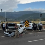 Gaziantep'te çarpışan 2 otomobildeki 6 kişi yaralandı
