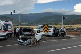 Gaziantep'te çarpışan 2 otomobildeki 6 kişi yaralandı