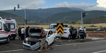 Gaziantep'te çarpışan 2 otomobildeki 6 kişi yaralandı