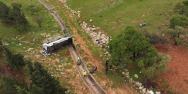 Gaziantep'te devrilen işçi servisindeki 16 kişi yaralandı