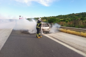 Gaziantep'te seyir halindeki otomobil yandı